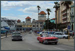 Chevrolet Bel Air und Chevrolet Biscayne auf dem Malecón nahe dem Terminal Sierra Maestra (im Hintergrund). Hier legen die Kreuzfahrtschiffe an, die Havanna auf ihren Rundfahrten durch die Karibik ansteuern. (18.03.2017) 