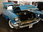 Chevrolet Series 2400C Bel Air Del Ray Hardtop Sport Coupe des Jahrganges 1957 im Farbton harbor blue. An dem vergoldeten V auf der Motorhaube kann man erkennen, das dieser Bel Air mit einem V8-Motor ausgerüstet ist. Dieser hat einen Hubraum von 4.635 cm³ und war in sechs Leistungsvarianten lieferbar. Techno Classica Essen am 13.04.2023.