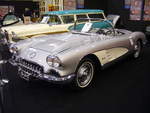 Chevrolet Corvette C1 des Modelljahres 1958. Die im Farbton inca silver lackierte Corvette wird von einem V8-Motor angetrieben der 250 PS aus 5692 cm³ Hubraum leistet. Essen Motor Show am 09.12.2017.