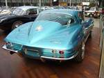 Heckansicht einer Chevrolet Corvette C2 Sting Ray Coupe im Farbton arctic blue aus dem Modelljahr 1965. Classic Remise Düsseldorf am 19.07.2020.