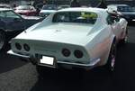 Heckansicht eines Chevrolet Corvette Sting Ray Coupe aus dem Jahr 1969 im Farbton polar white.