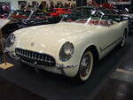 Chevrolet Corvette aus dem Jahr 1954 im Farbton polo white. Die Jahrgänge 1953 und 1954 waren bei der Corvette C1 identisch. 1953 war für die solche Corvette ein Kaufpreis von mindestens US$ 3.512,00 zu zahlen. Im Modelljahr1954 erhöhte sich der Basispreis um satte US$ 11,00. Im Jahr 1953 verkaufte sich die Corvette lediglich 315 mal. Ein Jahr später bereits 3.640 mal. Der V8-Motor dieses Autos hat einen Hubraum von 235.5 cui (3859 cm³) und leistet 156 PS. Techno Classica Essen am 06.04.2024.