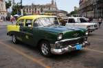 Chevrolet Taxi aus den 50er Jahren auf einem Parkplatz beim Capitol in Havanna. Die Aufnahme stammt vom 12.07.2013.
