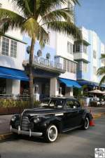 Am Ocean Drive in Miami Beach sa am 3. Oktober 2008 immer noch Al Capone am Steuer dieses ca. 1940er Chevrolet. Im Hintergrund sind die berhmten Art Deco Huser zu erkennen. 