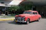Chevrolet aus den 50er Jahren vor einem Hotel in Havanna. Die Aufnahme stammt vom 12.07.2013.