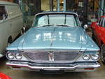Frontansicht eines Chrysler New Yorker fourdoor Sedan aus dem Jahr 1964. Von diesem Typ in dieser Karosserieversion verkaufte Chysler im Modelljahr 1964 15.443 Fahrzeuge. Angetrieben wird das im Farbton nassau blue lackierte Auto von einem V8-Motor mit einem Hubraum von 6768 cm³ und einer Leistung von 340 PS. Classic Remise Düsseldorf am 26.11.2020.