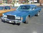 Chrysler Newport fourdoor Sedan des Modelljahres 1974. Der Wagen ist im Farbton lucerne blue metallic lackiert. Oldtimertreffen an Mo´s Bikertreff in Krefeld am 25.02.2018.