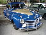 Chrysler Series 28-Six Royal Coupe aus dem Jahr 1941. Die Fahrzeuge für das Modelljahr 1941 stellte Chrysler im August 1940 vor. Im Juli 1941 wurde die Produktion kriegsbedingt schon wieder eingestellt. Es wurden drei Modellreihen angeboten: Series 28-Six, 30-Eight und als Topmodell C33-Eight. Somit ist das gezeigte Coupe im Farbton Newport blue ein Business-Coupe in Basisausstattung. Der Sechszylinderreihenmotor hat serienmäßig einen Hubraum von 241,5 cui (3957 cm³) und leistet 112 PS. Altmetall trifft Altmetall im LaPaDu am 02.10.2022.
