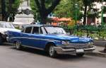 Chrisler Oldtimeraus den 50er Jahren auf einem Parkplatz in Santiago de Cuba. Die Aufnahme stammt vom 11.07.2013.