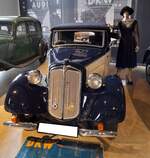 DKW F8-700 Meisterklasse Cabriolet-Limousine, wie es von 1939 bis 1942 gebaut wurde. Die Karosserien dieses Modells wurden bei Baur/Stuttgart oder Horch/Zwickau gebaut. Eine solche Cabriolet-Limousine schlug während der gesamt Produktionszeit durchgängig mit einem Kaufpreis von RM 2450,00 zu Buche. Der Zweizylinderreihenzweitaktmotor hat einen Hubraum von 692 cm³ und leistet genau 20 PS. Die Höchstgeschwindigkeit lag bei 85 km/h. Da während WW2 permanent Privatwagen  eingezogen  wurden, die Militärs aber Zweitaktfahrzeuge in der Regel verschmähten, haben verhältnismäßig viele DKW-Fahrzeuge den Krieg überlebt. Zylinderhaus Bernkastel Kues am 17.04.2023.