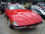 Ferrari 365 GTB 4 Daytona aus dem Jahr 1971. Das Modell 365 GTB/4 wurde von 1966 bis 1973 als Coupe und Cabriolet produziert. Hier wurde ein später 365 GTB/4 aus dem Modelljahr 1971 abgelichtet. Dieses ist an den  Schlafaugen-Frontscheinwerfern  erkennbar. Davor waren die Scheinwerfer durch eine Plexiglasabdeckung geschützt. Der V12-Motor mit einem Hubraum von 4390 cm³ Hubraum leistet 352 PS. Classic Remise Düsseldorf am 30.12.2022.