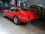 Heckansicht eines Ferrari 365 GTB 4 Daytona aus dem Jahr 1971 im Farbton rosso chiaro.