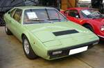 Dino 308 GT4 aus dem Jahr 1975. Dieses Sportwagenmodell war als sogenannter 2+2 Sitzer konzipiert und wurde 1973 auf dem Pariser Auto Salon vorgestellt. Im Dino 308 GT4 wurde erstmals, in der Firmengeschichte von Ferrari, ein V8-Motor verbaut. Dieser  Achtender  ist als Mittelmotor verbaut und hat einen Hubraum von 2926 cm³ und leistet 255 PS bzw. 256 PS. Die Höchstgeschwindigkeit wurde von Ferrari mit 250 km/h angegeben. Für den italienischen Markt gab es das Auto auch mit eine 2.0l Motor. Die Typenbezeichnung war dann 208 GT4. Classic Remise Düsseldorf am 12.07.2023.