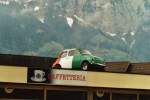 Fiat 500 in den Landesfarben Italiens auf einem Dach einer Pizzeria am 19.