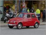 Mit einem solchen kleinen Fiat ist es bestimmt einfacher in einer Grostadt einen Parkplatz zu finden, als mit vielen anderen Wagen.