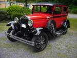 Ford Model A Tudor. 1928 - 1931. Vom Nachfolger des legendären Model T verkauften die Ford-Werke mehr als 4.3 Millionen Fahrzeugen in etlichen Karosserieversionen. Anders als das Model T, war das Model A in vier Farben lieferbar, wobei die Kotflügel immer schwarz waren. Der 4-Zylinderreihenmotor hat einen Hubraum von 3285 cm³ und leistet 40 PS. Die Höchstgeschwindigkeit liegt, je nach Karosserieversion zwischen 85 km/h und 105 km/h. Oldtimertreffen  Schwarzwaldhaus  Mettmann am 13.05.2018.