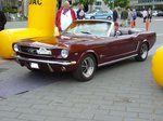 Ford Mustang 1 Convertible aus dem ersten Produktionsjahr 1964. Der im Farbton vintage burgundy lackierte Mustang hat einen V8-motor der aus 289 cui (4735 cm³) Hubraum 210 PS leistet. Mülheim an der Ruhr am 22.05.2016.