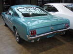 Heckansicht eines Ford Mustang Fastback des Modelljahres 1966. Classic Remise Düsseldorf am 26.02.2017.