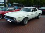 Ford Mustang 1 Convertible des Modelljahres 1971. Im Modelljahr 1971 war der Mustang als Hardtop Coupe, Fastback Coupe und als Convertible genanntes Cabriolet lieferbar. Die Modelle waren in acht Motorisierungen, vom 4.1l 6-Zylinderreihenmotor bis zum 7.0l V8-motor, lieferbar. Dieser im Farbton wimbledon white lackierte Mustang wurde beim 14. US-Cartreffen am 29.07.2017 in Oberhausen abgelichtet. 