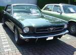 Hier wurde ein 1965´er Mustang in der Karosserievariante Hardtop Coupe, im Farbton dynasty green abgelichtet.