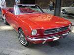 Ford Mustang 1 Convertible aus dem Modelljahr 1965 im Farbton candy apple red. Der V8-Motor dieses  Ponys  hat einen Hubraum von 289 cui (4736 cm³) und leistet 203 PS. Die Höchstgeschwindigkeit lag, je nach gewähltem Getriebe, zwischen 175 km/h und 185 km/h. Altmetall trifft Altmetall am 01.10.2023 im LaPaDu Duisburg.