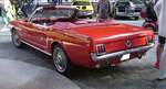 Profilansicht eines Ford Mustang 1 Convertible aus dem Modelljahr 1965 im Farbton candy apple red. Altmetall trifft Altmetall am 01.10.2023 im LaPaDu Duisburg.