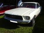 Ford Mustang Hardtop Coupe des Modelljahres 1967. Über das  Pony  ist schon derart viel geschrieben worden, das ich mich lediglich darauf beschränke zu schreiben, das der Wagen im Farbton wimbledon white lackiert ist. Altmetall trifft Altmetall am 01.10.2023 im LaPaDu Duisburg.