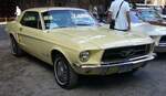 Ford Mustang Hardtop Coupe des Modelljahres 1967. Über das  Pony  ist schon derart viel geschrieben worden, das ich mich lediglich darauf beschränke zu schreiben, das der Wagen im Farbton springtime yellow lackiert ist. Altmetall trifft Altmetall am 01.10.2023 im LaPaDu Duisburg.