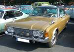 Ford Taunus P7b 26M Coupe im Farbton champagnergold. Im August 1968 brachte Ford die neue Modellreihe 17M und 20M auf den Markt. Ab September 1969 vervollständigte das Toppmodell 26M als Limousine und Coupe die Produktpalette. Der 26M hatte damals schon serienmäßig eine Servolenkung. Für ein solches Hardtop-Coupe wie auf dem Foto, musste man im Jahr 1970 mindestens DM 13.745,00 auf die Theke des Ford-Händlers legen. Dafür bekam man ein sportliches Coupe mit einem V6-Motor. Dieser  Sechsender  hat einen Hubraum von 2550 cm³ und leistet 125 PS. Die Höchstgeschwindigkeit gab man bei Ford mit 180 km/h an. Der Verbrauch lag allerdings auch bei mindestens 14,5 Litern Superbenzin auf 100 Kilometer. 9. Ford-Classic-Event an Mo´s Bikertreff in Krefeld am 03.09.2023.