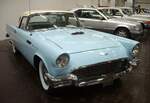 Ford Thunderbird des Modelljahres 1957 in der Farbkombination starmist blue/colonial white.