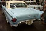 Heckansicht eines Ford Thunderbird Hardtop Coupe aus dem Modelljahr 1957 in der Farbkombination starmist blue/colonial white.