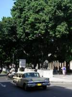 Dieser US-Car (Ford 4-door Ranch Wagon, 1959)
ist als privates Taxi in Havanna am Prado unterwegs.
Habana
09-2003