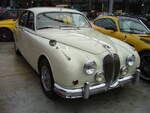 Jaguar MK II 3.8 Litre, gebaut von 1959 bis 1968 im Jaguar Stammwerk Coventry.. Es gab den MK II in drei Motorisierungsvarianten: 2.4 Litre, 3.4 Litre und den hier abgelichteten 3.8 Litre. Das Spitzenmodell dieser Baureihe hat einen Sechszylinderreihenmotor, der aus einem Hubraum von 3781 cm³ zwischen 220 PS und 223 PS leistet. Die Höchstgeschwindigkeit soll 190 km/h betragen haben. Classic Remise Düsseldorf am 13.07.2021.