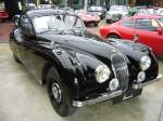 Jaguar XK 120 FHC. 1951 - 1954. Das FHC steht fr Fixed Head Coupe. Das Coupe wurde in 2.678 Einheiten produziert. Der 3.442 cm Motor leistete 160 PS. Das abgelichtete Fahrzeug ist in ebony black lackiert. Meilenwerk Dsseldorf.