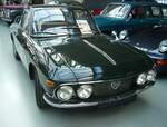 Lancia Fulvia Coupe der Seria 1 1.3S. Zwei Jahre nach Vorstellung der Fulvia Berlina (Limousine) wurde 1965 auf dem Turiner Salon das sportliche Fulvia Coupe vorgestellt. Das Fulvia Coupe mit dem 1.3S-Motor kam 1968 auf den Markt. Von 1968 bis zur Einstellung dieser Motorenversion verkaufte Lancia 16.827 Autos dieses Typs. Der V4-Motor hat einen Hubraum von 1298 cm³ und leistet 92 PS. Die Höchstgeschwindigkeit gab Lancia mit 173 km/h an. Der gezeigte Wagen wurde erstmalig im Januar 1969 zugelassen. Classic Remise Düsseldorf am 30.11.2023.