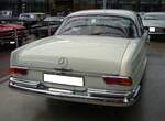 Heckansicht eines Mercedes Benz W111 280SE aus dem Jahr 1968 im Farbton hellelfenbein.