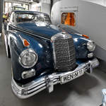 Ein Mercedes-Benz 300 D war Mitte August 2020 im Verkehrszentrum des Deutschen Museums in München zu sehen.