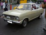 Opel Kadett B Coupe. 1965 - 1970. Hier wurde ein so genanntes  Kiemencoupe  im Farbton mistralbeige abgelichtet. Der 4-Zylinderreihenmotor mit 1078 cm³ Hubraum leistet, je nach Vergaserbestückung, 45 PS, 55 PS oder 60 PS. Mülheim an der Ruhr am 22.05.2016.