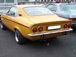 Heckansicht eines Opel Manta A im Farbton ocker brilliant aus dem Modelljahr 1974.