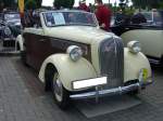 Opel Super 6 Cabriolet mit Hebmüller Karosserie. November 1936 - November 1938. Vom Super 6 verkaufte Opel insgesamt 46.453 Einheiten. Die wenigsten davon dürften Cabriolets gewesen sein, die wahlweise bei Gläser in Dresden oder Hebmüller in Wülfrath karossiert werden konnten. Während eine Zweitürige Super 6 Limousine 3.350,00 Reichsmark kostete, schlug ein Cabriolet von Hebmüller bzw. Gläser mit RM 5.280,00 zu Buche. Der abgelichtete Wagen war bis 1987 in Ostberlin noch im täglichen Einsatz. Der 6-Zylinderreihenmotor mit 2473 cm³ leistet 55 PS. Hebmüllertreffen am 24.08.2013 in Meerbusch.