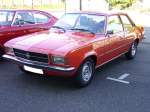 Opel Rekord D Limousine 2-trig im Farbton tarragonarot. 1972 - 1977. Der Rekord D wurde im Dezember 1971 vorgestellt. Die Auslieferung begann im Januar 1972. Bei der Motorisierung konnte zwischen einem 1.7l und 1.9l 4-Zylinderreihenmotor gewhlt werden. Ab September 1972 war der Rekord D auch als Dieselmodell lieferbar. Erkennbar war das Fahrzeug an einem Buckel auf der Motorhaube. Die Dieselmodelle fanden aber in Deutschland kaum Anklang. Die meisten Dieselmodelle gingen in den Export, hauptschlich nach Italien. Besucherparkplatz der Classic Remise am 01.10.2011.