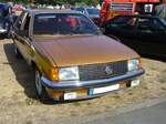 Opel Rekord E1 als viertürige Limousine in der luxuriösen Berlina-Ausstattung im Farbton bernsteingold. Gebaut wurde der Rekord E1 von 1977 bis 1982. Der abgelichtete Rekord ist mit dem stärksten, damals lieferbaren Motor, dem 2.0E ausgerüstet. Dieser Vierzylinderreihenmotor hat einen Hubraum von 1979 cm³ und leistet 110 PS. Die Höchstgeschwindigkeit gab man in Rüsselsheim mit 176 km/h an. 8. Oldtimertreffen des AMC Duisburg am 04.09.2022.