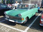 Opel Olympia Rekord P2. 1960 - 1962. Hier wurde eine zweitürige Limousine in der Farbkombination ES = alabastergrau/Ozeangrün abgelichtet. Dieser Rekord ist ein 1700. Der  stärkere 1.7l Motor mit 55 PS, kostete im Gegensatz zur Standardmotorisierung mit 1.5l und 50 PS einen Aufpreis von DM 75,00. 6. Ratingen Classic am 08.05.2016.