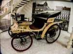 Sehr alter Peugeot Vis--Vis aus dem Jahr 1892. Auto und Technik Museum Sinsheim am 17.11.2012