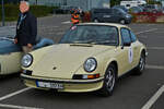 Porsche 911 F, Bj 1973, ist vor kurzem am Parkplatz angekommen. 01.10.2021