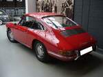 Heckansicht eines Porsche 911 aus dem Jahr 1966 im Farbton signalrot.