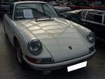 Porsche 911 aus dem Jahr 1966 im Farbton hellelfenbein. Dieser frühe Porsche 911, ein so genannter SWB ( s hort w heel b ase) wurde im November 1966 erstmalig in Kaiserslautern zugelassen. Der im Heck verbaute, gebläsegekühlte, Sechszylinderboxermotor hat einen Hubraum von 1991 cm³ und leistet 131 PS. Classic Remise Düsseldorf am 12.07.2023.