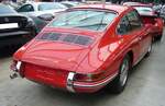 Heckansicht eines Porsche 911 aus dem Jahr 1966 im Farbton signalrot. Classic Remise Düsseldorf am 30.10.2023.