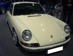 Ein etwas  aufgepimpter  Porsche 912. Porsche stellte im Jahr 1965 die Produktion des Modells 356 ein. Um auch weniger finanzkräftigen Kunden weiterhin einen Porsche anbieten zu können, wurde der Vierzylinderboxermotor des 356C in die Karosserie des 911´er verpflanzt. Serienmäßig leistete der Vierzylinderboxermotor 90 PS aus einem Hubraum von 1582 cm³. Die Leistung des gezeigten 912´ers dürfte aber durch einige technische Verbesserungen erhöht worden sein. Bei seiner Markteinführung schlug ein solcher Porsche 912 mit einem Kaufpreis von mindestens DM 16.250,00 zu Buche, während man für das Modell 911 schon mindestens DM 21.900,00 anlegen musste. Essen Motorshow am 06.12.2023.