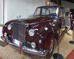 Noch ein Rolls Royce aus dem kniglichen Fuhrpark Museum in Sandringham, auch dieser in den kniglichen Farben braun und schwarz.